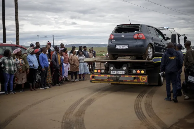 Masakr ispred puba, na ljude pucali iz kala&scaron;njikova i pi&scaron;tolja: Najmanje devet mrtvih