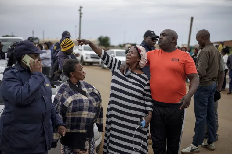 Masakr ispred puba, na ljude pucali iz kala&scaron;njikova i pi&scaron;tolja: Najmanje devet mrtvih