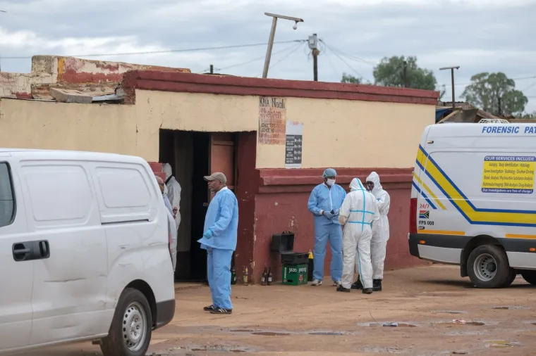 Masakr ispred puba, na ljude pucali iz kala&scaron;njikova i pi&scaron;tolja: Najmanje devet mrtvih