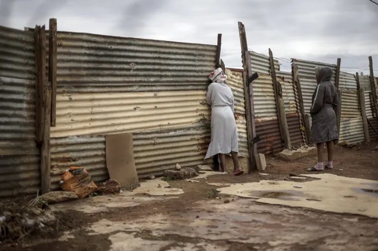 Masakr ispred puba, na ljude pucali iz kala&scaron;njikova i pi&scaron;tolja: Najmanje devet mrtvih