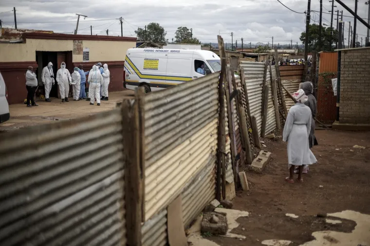 Masakr ispred puba, na ljude pucali iz kala&scaron;njikova i pi&scaron;tolja: Najmanje devet mrtvih