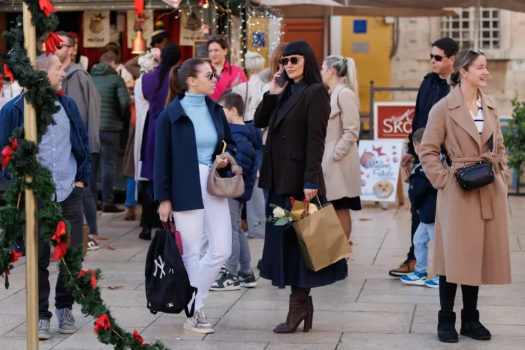 Kao da je stiglo proljeće: Zadranke u minjacima i visokim čizmama preuzele &scaron;picu