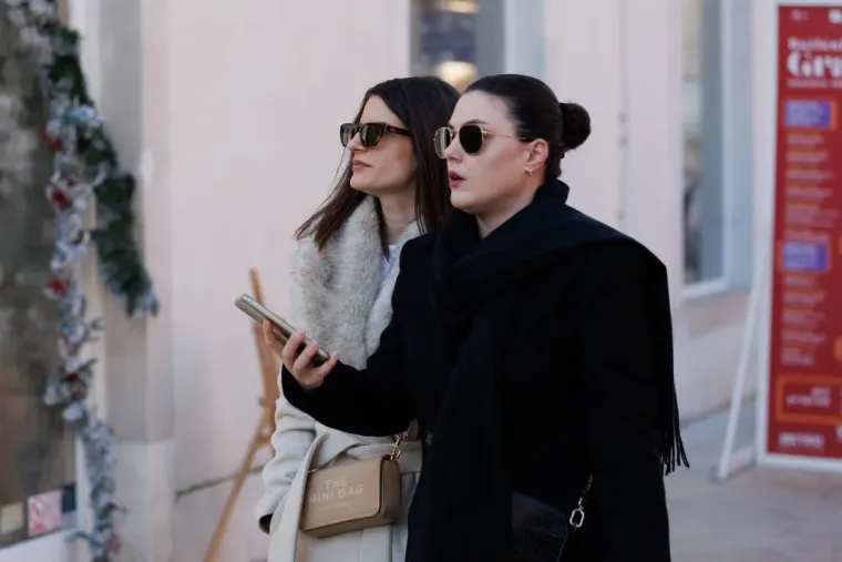 Kao da je stiglo proljeće: Zadranke u minjacima i visokim čizmama preuzele &scaron;picu