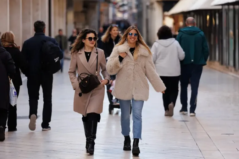 Kao da je stiglo proljeće: Zadranke u minjacima i visokim čizmama preuzele &scaron;picu