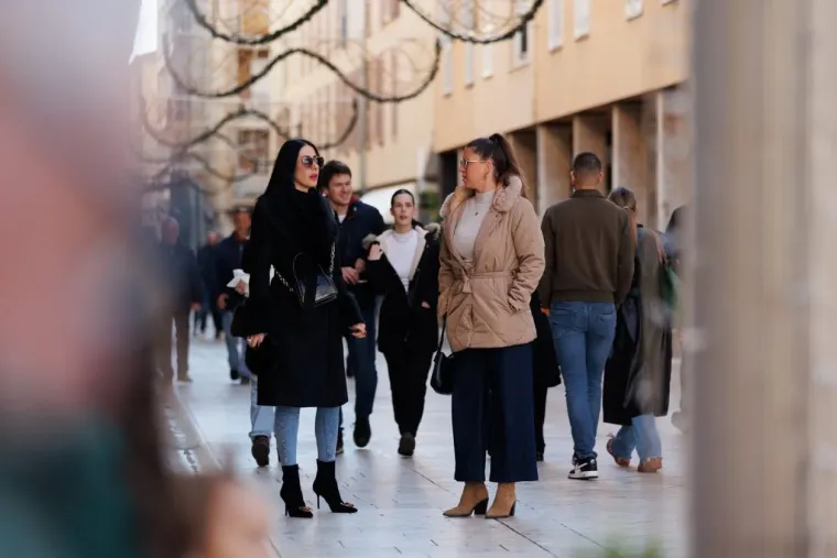 Kao da je stiglo proljeće: Zadranke u minjacima i visokim čizmama preuzele &scaron;picu