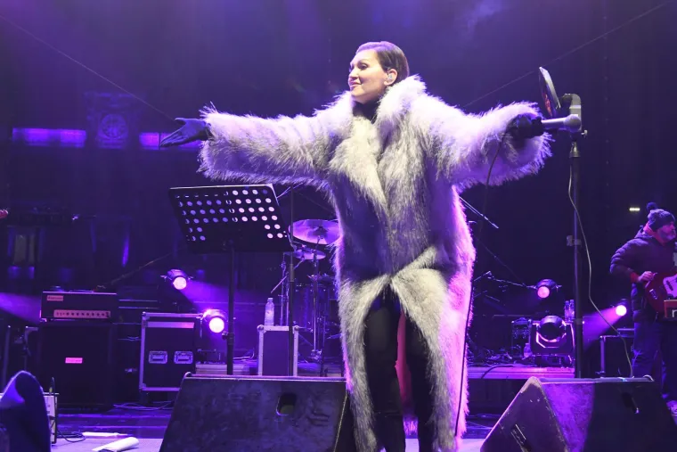 Blagdanska diva u bijelom: Pogledajte kako je Nina Badrić zablistala u Koprivnici