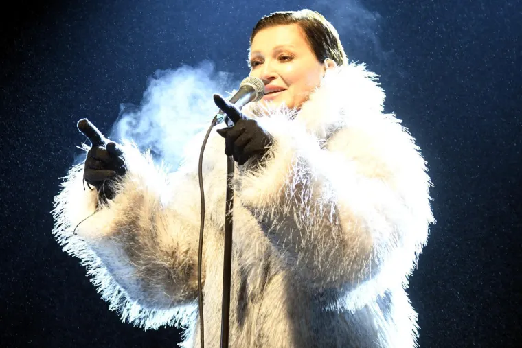 Blagdanska diva u bijelom: Pogledajte kako je Nina Badrić zablistala u Koprivnici