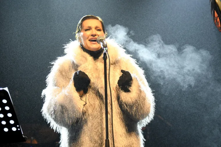 Blagdanska diva u bijelom: Pogledajte kako je Nina Badrić zablistala u Koprivnici