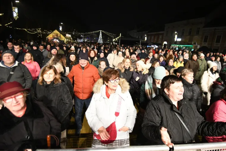 Blagdanska diva u bijelom: Pogledajte kako je Nina Badrić zablistala u Koprivnici