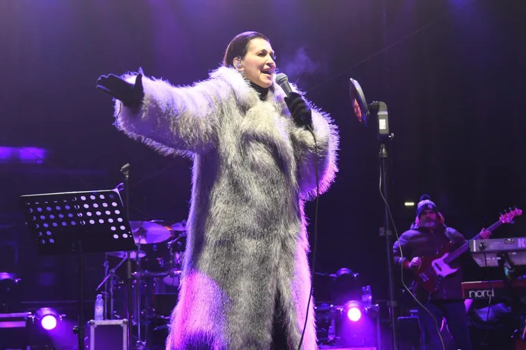 Blagdanska diva u bijelom: Pogledajte kako je Nina Badrić zablistala u Koprivnici