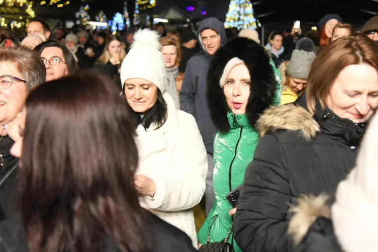 Blagdanska diva u bijelom: Pogledajte kako je Nina Badrić zablistala u Koprivnici