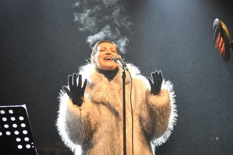 Blagdanska diva u bijelom: Pogledajte kako je Nina Badrić zablistala u Koprivnici