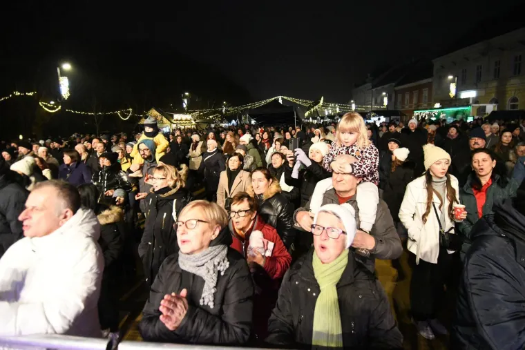 Blagdanska diva u bijelom: Pogledajte kako je Nina Badrić zablistala u Koprivnici