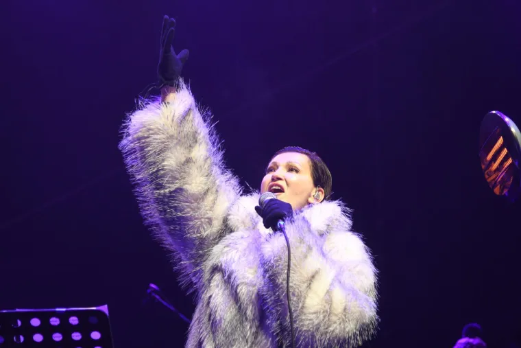 Blagdanska diva u bijelom: Pogledajte kako je Nina Badrić zablistala u Koprivnici