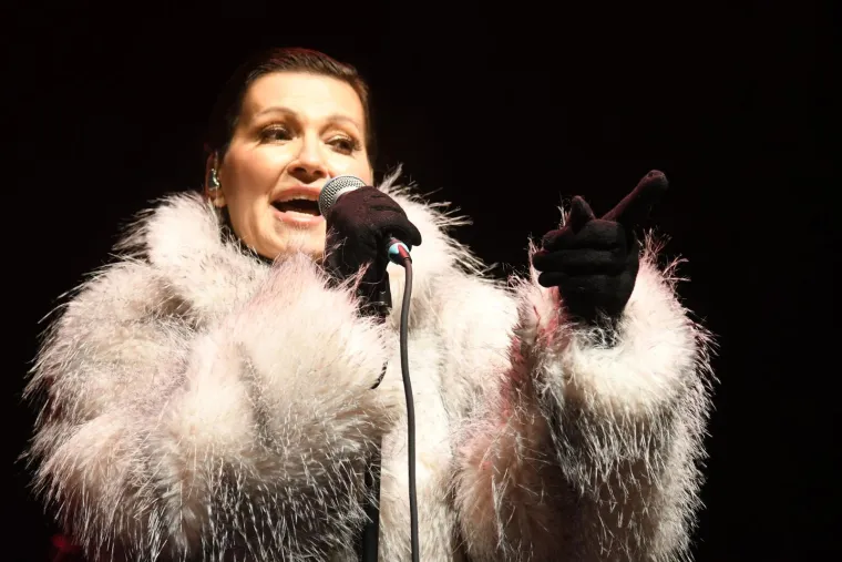 Blagdanska diva u bijelom: Pogledajte kako je Nina Badrić zablistala u Koprivnici