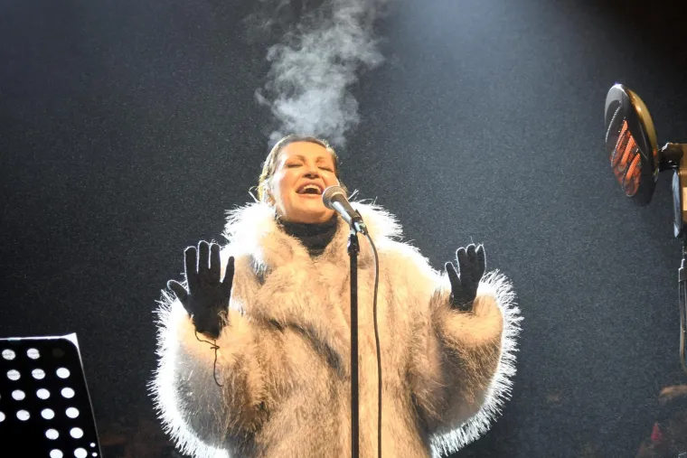 Blagdanska diva u bijelom: Pogledajte kako je Nina Badrić zablistala u Koprivnici