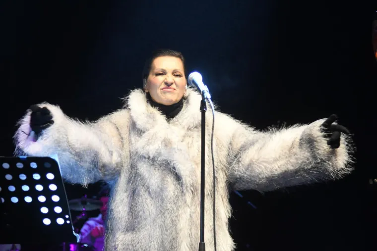 Blagdanska diva u bijelom: Pogledajte kako je Nina Badrić zablistala u Koprivnici