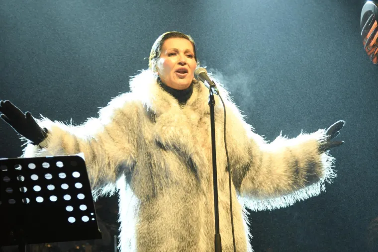 Blagdanska diva u bijelom: Pogledajte kako je Nina Badrić zablistala u Koprivnici