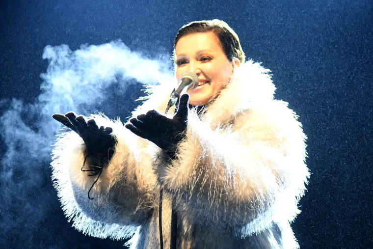 Blagdanska diva u bijelom: Pogledajte kako je Nina Badrić zablistala u Koprivnici