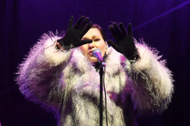 Blagdanska diva u bijelom: Pogledajte kako je Nina Badrić zablistala u Koprivnici