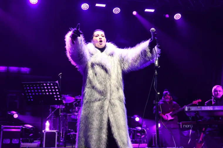 Blagdanska diva u bijelom: Pogledajte kako je Nina Badrić zablistala u Koprivnici