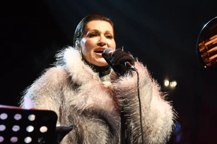 Blagdanska diva u bijelom: Pogledajte kako je Nina Badrić zablistala u Koprivnici