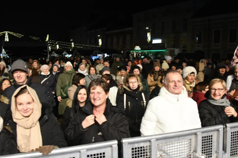 Blagdanska diva u bijelom: Pogledajte kako je Nina Badrić zablistala u Koprivnici