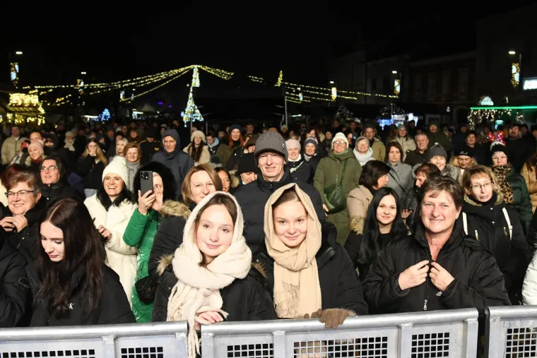 Blagdanska diva u bijelom: Pogledajte kako je Nina Badrić zablistala u Koprivnici