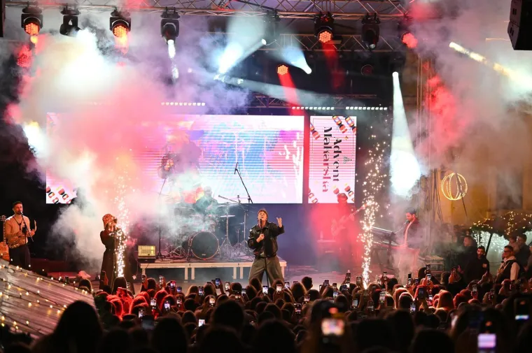 Djevojke poludjele za njim! Pogledajte kakvu atmosferu je napravio Jakov Jozinović u Makarskoj