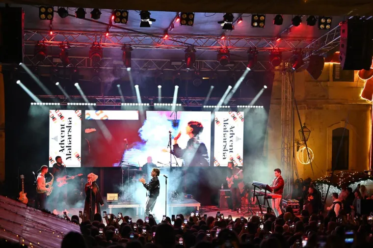 Djevojke poludjele za njim! Pogledajte kakvu atmosferu je napravio Jakov Jozinović u Makarskoj