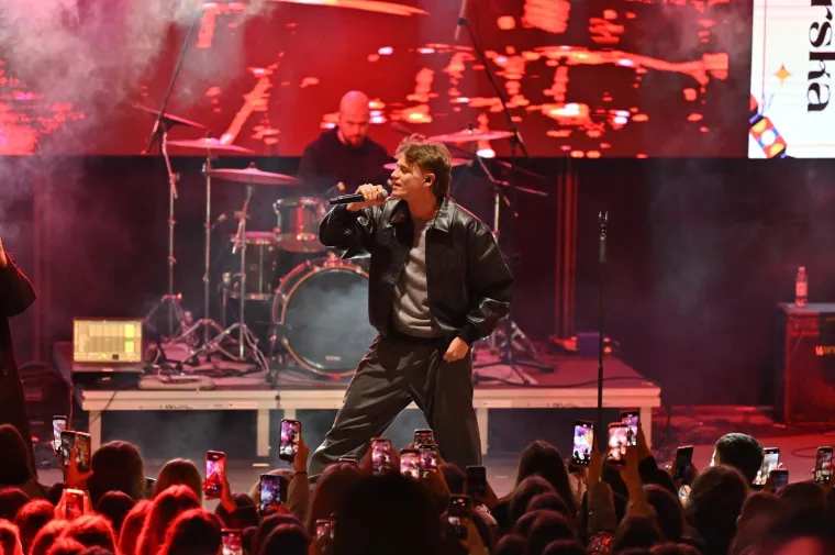 Djevojke poludjele za njim! Pogledajte kakvu atmosferu je napravio Jakov Jozinović u Makarskoj