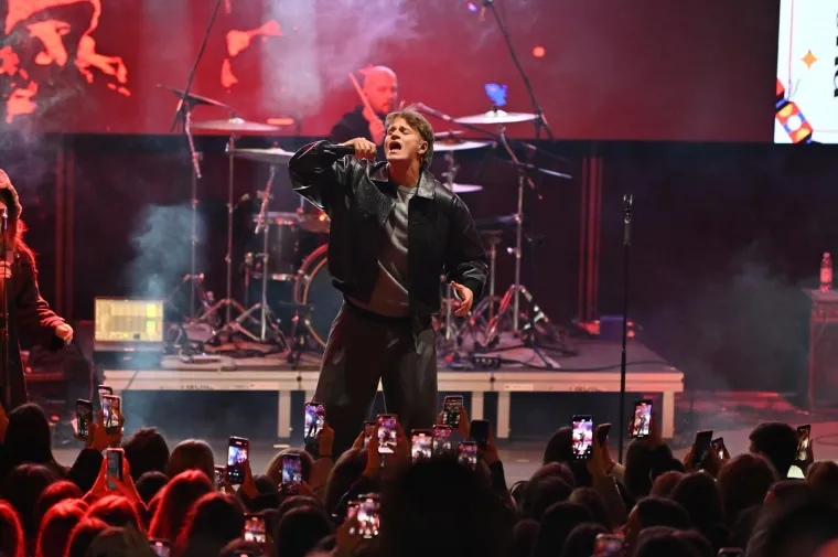 Djevojke poludjele za njim! Pogledajte kakvu atmosferu je napravio Jakov Jozinović u Makarskoj