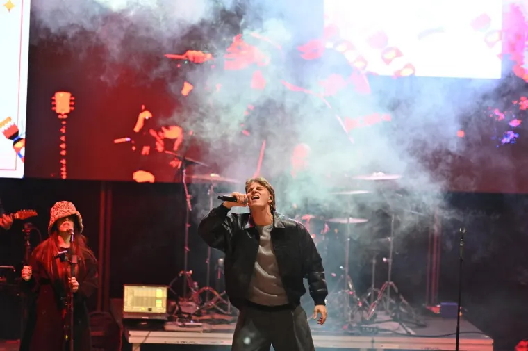 Djevojke poludjele za njim! Pogledajte kakvu atmosferu je napravio Jakov Jozinović u Makarskoj