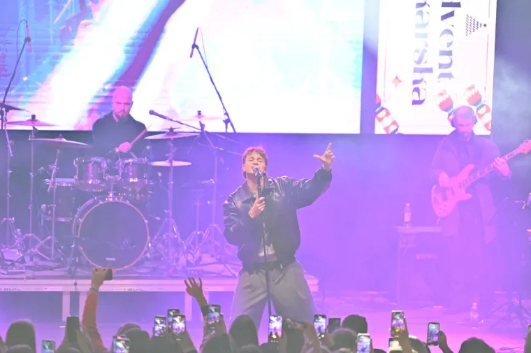 Djevojke poludjele za njim! Pogledajte kakvu atmosferu je napravio Jakov Jozinović u Makarskoj