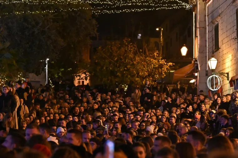 Djevojke poludjele za njim! Pogledajte kakvu atmosferu je napravio Jakov Jozinović u Makarskoj