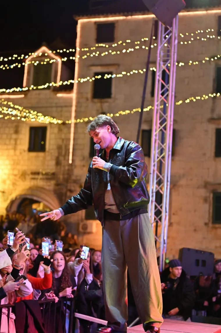 Djevojke poludjele za njim! Pogledajte kakvu atmosferu je napravio Jakov Jozinović u Makarskoj