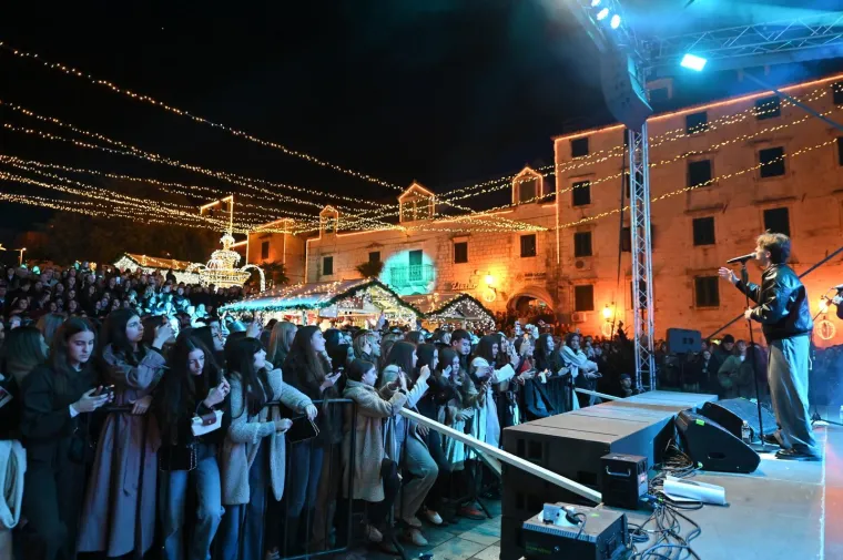 Djevojke poludjele za njim! Pogledajte kakvu atmosferu je napravio Jakov Jozinović u Makarskoj