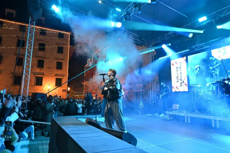 Djevojke poludjele za njim! Pogledajte kakvu atmosferu je napravio Jakov Jozinović u Makarskoj