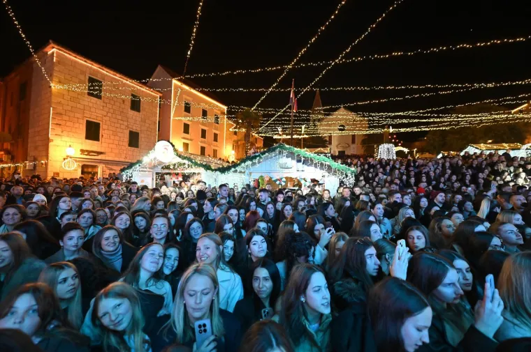 Djevojke poludjele za njim! Pogledajte kakvu atmosferu je napravio Jakov Jozinović u Makarskoj
