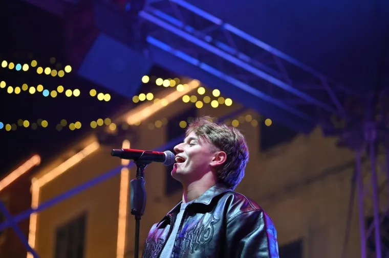 Djevojke poludjele za njim! Pogledajte kakvu atmosferu je napravio Jakov Jozinović u Makarskoj