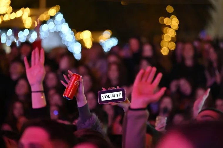 Djevojke poludjele za njim! Pogledajte kakvu atmosferu je napravio Jakov Jozinović u Makarskoj