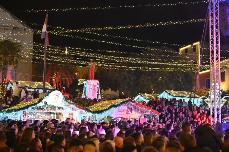 Djevojke poludjele za njim! Pogledajte kakvu atmosferu je napravio Jakov Jozinović u Makarskoj