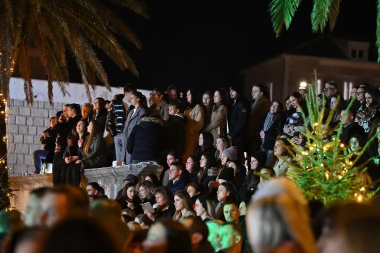 Djevojke poludjele za njim! Pogledajte kakvu atmosferu je napravio Jakov Jozinović u Makarskoj