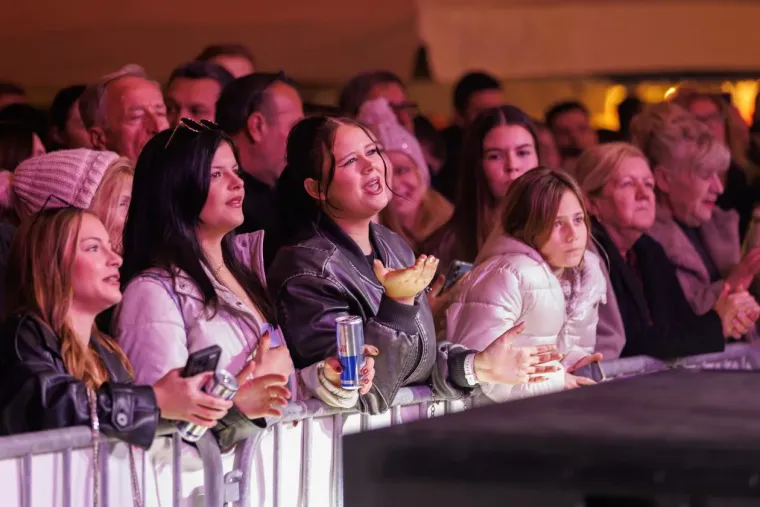 Elegantne u bundicama i savr&scaron;eno dotjerane, ukrale su pažnju na Jolinom koncertu u Zadru