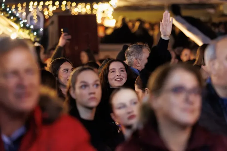 Elegantne u bundicama i savr&scaron;eno dotjerane, ukrale su pažnju na Jolinom koncertu u Zadru