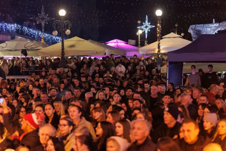 Elegantne u bundicama i savr&scaron;eno dotjerane, ukrale su pažnju na Jolinom koncertu u Zadru