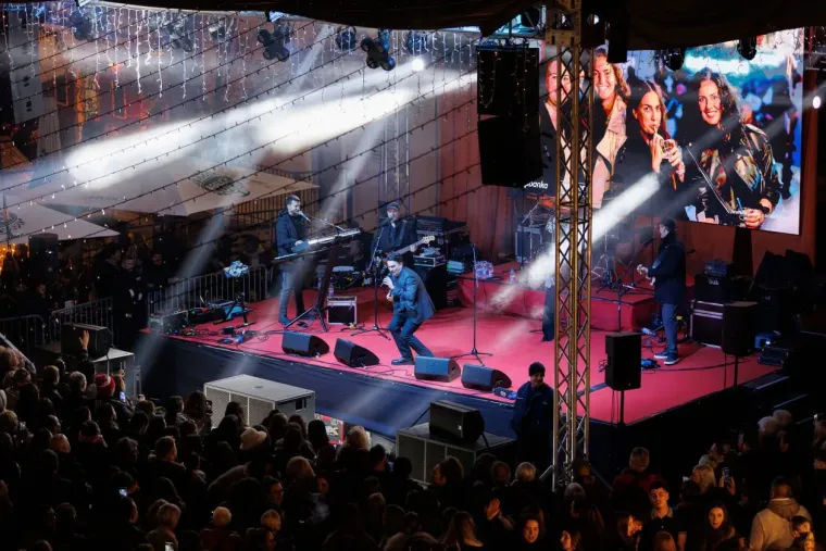 Elegantne u bundicama i savr&scaron;eno dotjerane, ukrale su pažnju na Jolinom koncertu u Zadru