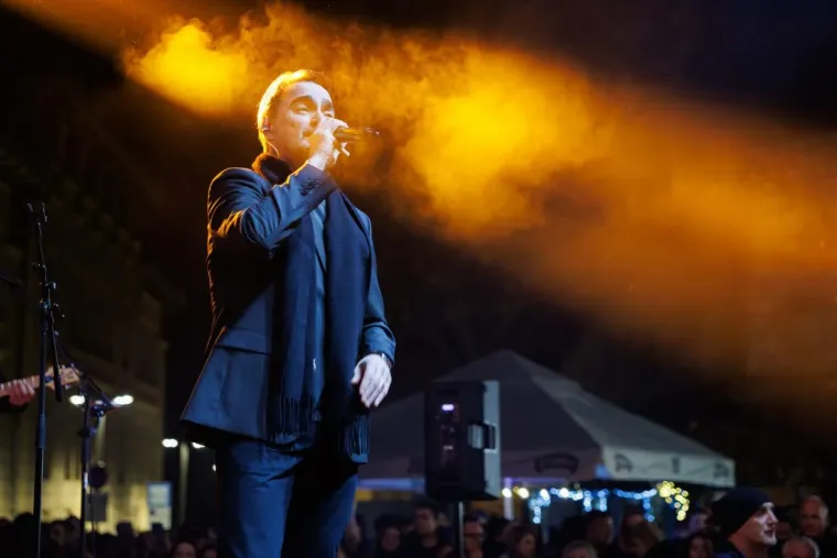 Elegantne u bundicama i savr&scaron;eno dotjerane, ukrale su pažnju na Jolinom koncertu u Zadru