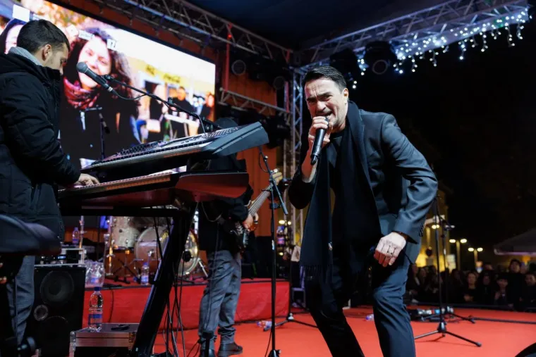 Elegantne u bundicama i savr&scaron;eno dotjerane, ukrale su pažnju na Jolinom koncertu u Zadru