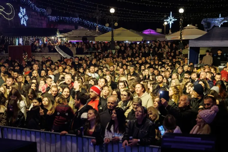 Elegantne u bundicama i savr&scaron;eno dotjerane, ukrale su pažnju na Jolinom koncertu u Zadru